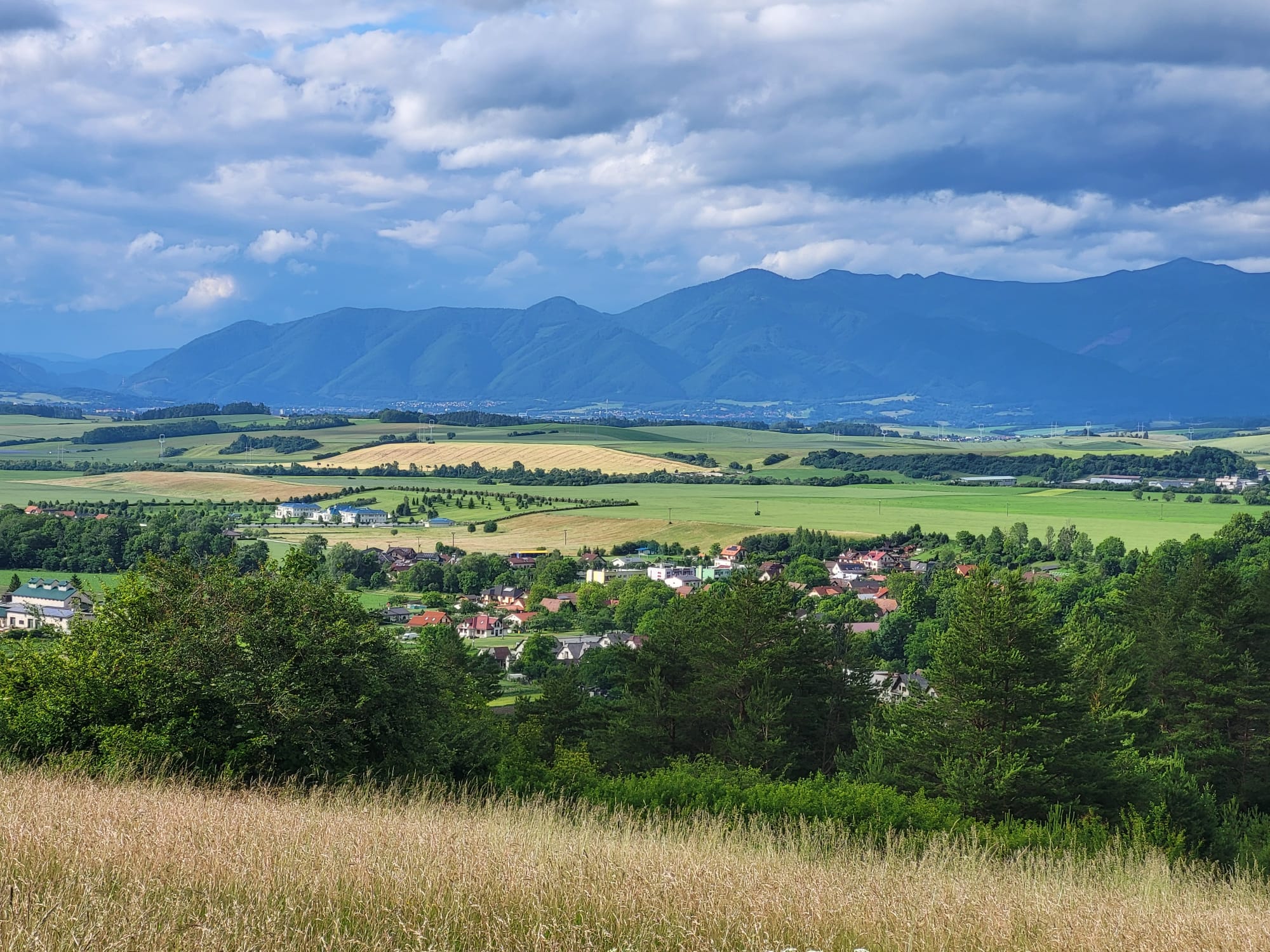 Pohľad na Necpaly s panorámou Veľkej Fatry